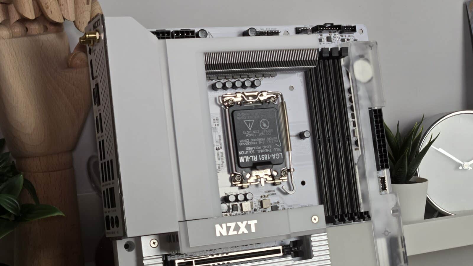 NZXT N9 Z890 - Socket