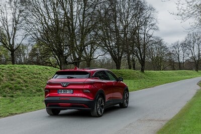 VinFast lance son SUV électrique VF 6 en Europe, alliant innovation et accessibilité.