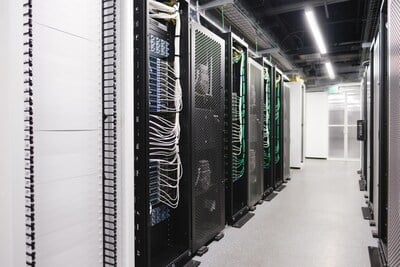 DeepL accélère la traduction web grâce à une infrastructure IA de pointe.