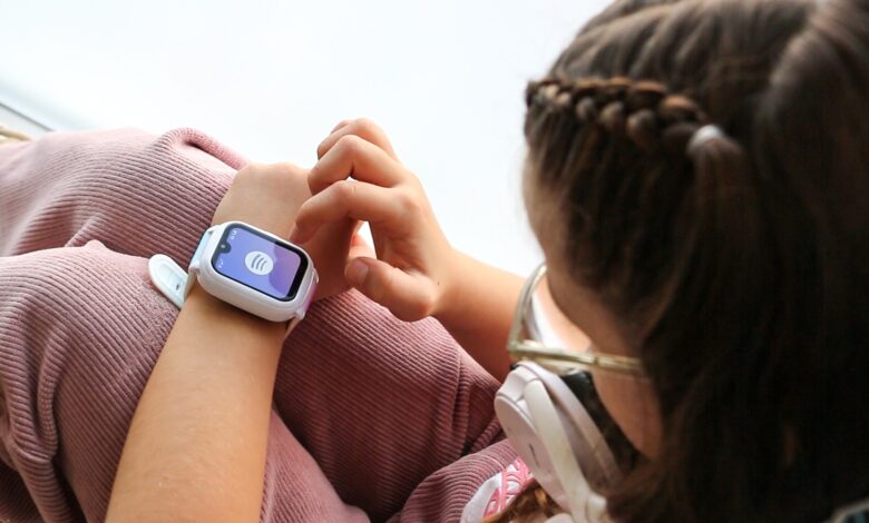 Voyages en famille : la montre GPS indispensable