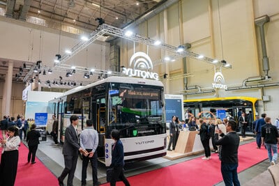 Découvrez le bus interurbain électrique IC12E, performant et éco-responsable.