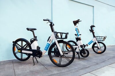 Bird et Segway lancent une nouvelle flotte de micromobilité partagée plus durable.