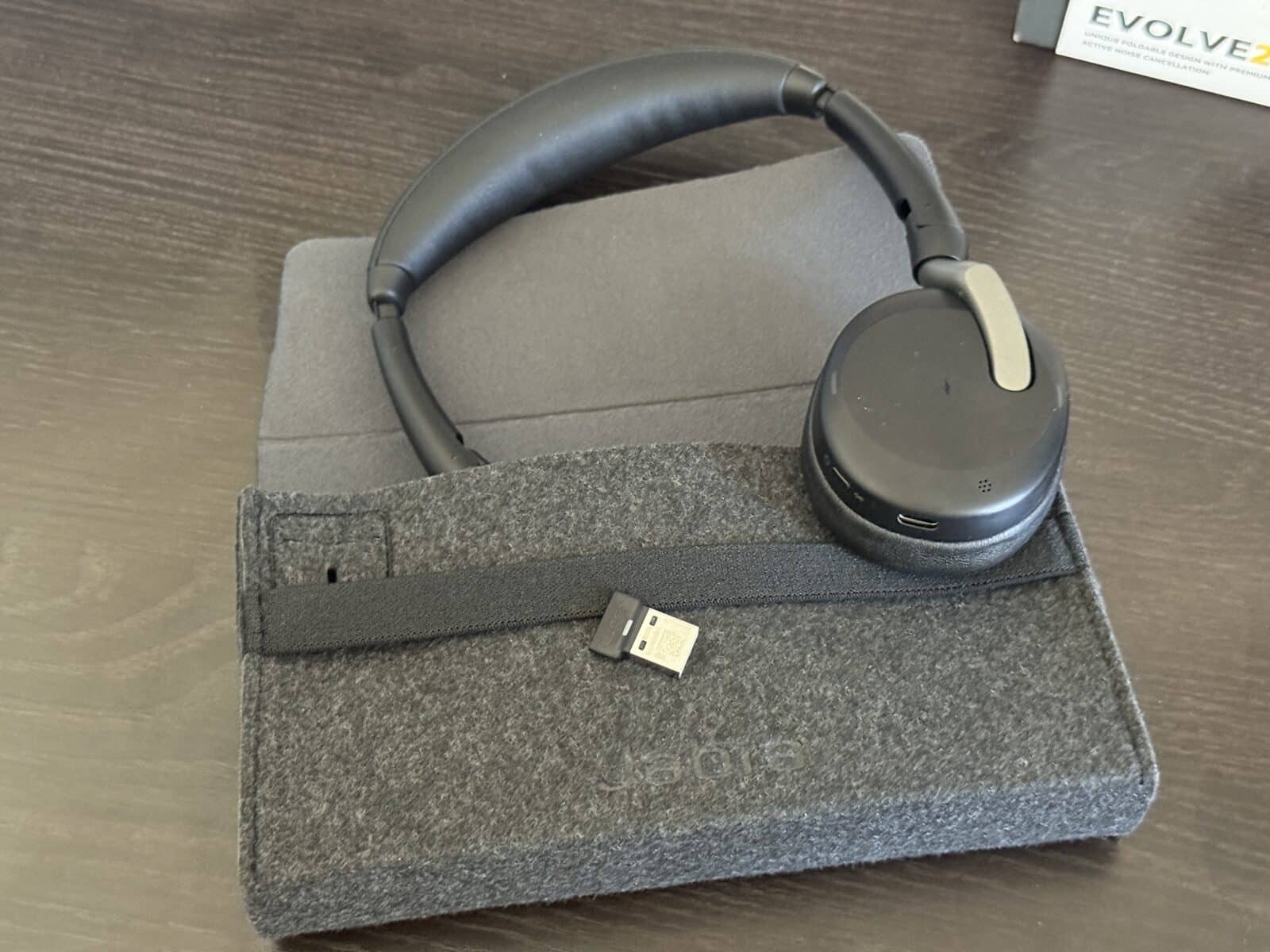 Jabra Evolve2 65 Flex - Test et avis Le Café Du Geek - Dongle