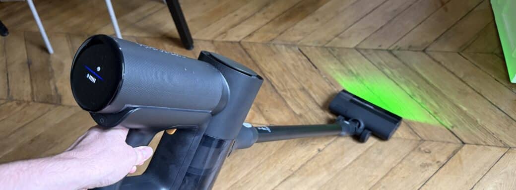 Roborock F25 ACE Combo aspirateur lumiere verte