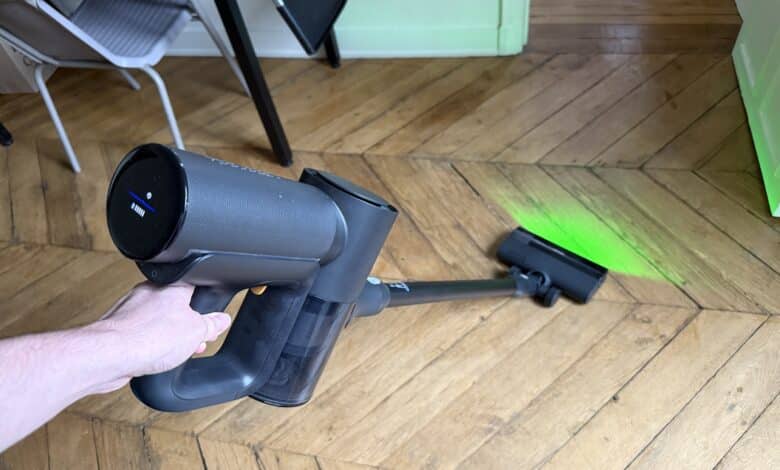 Roborock F25 ACE Combo aspirateur lumiere verte
