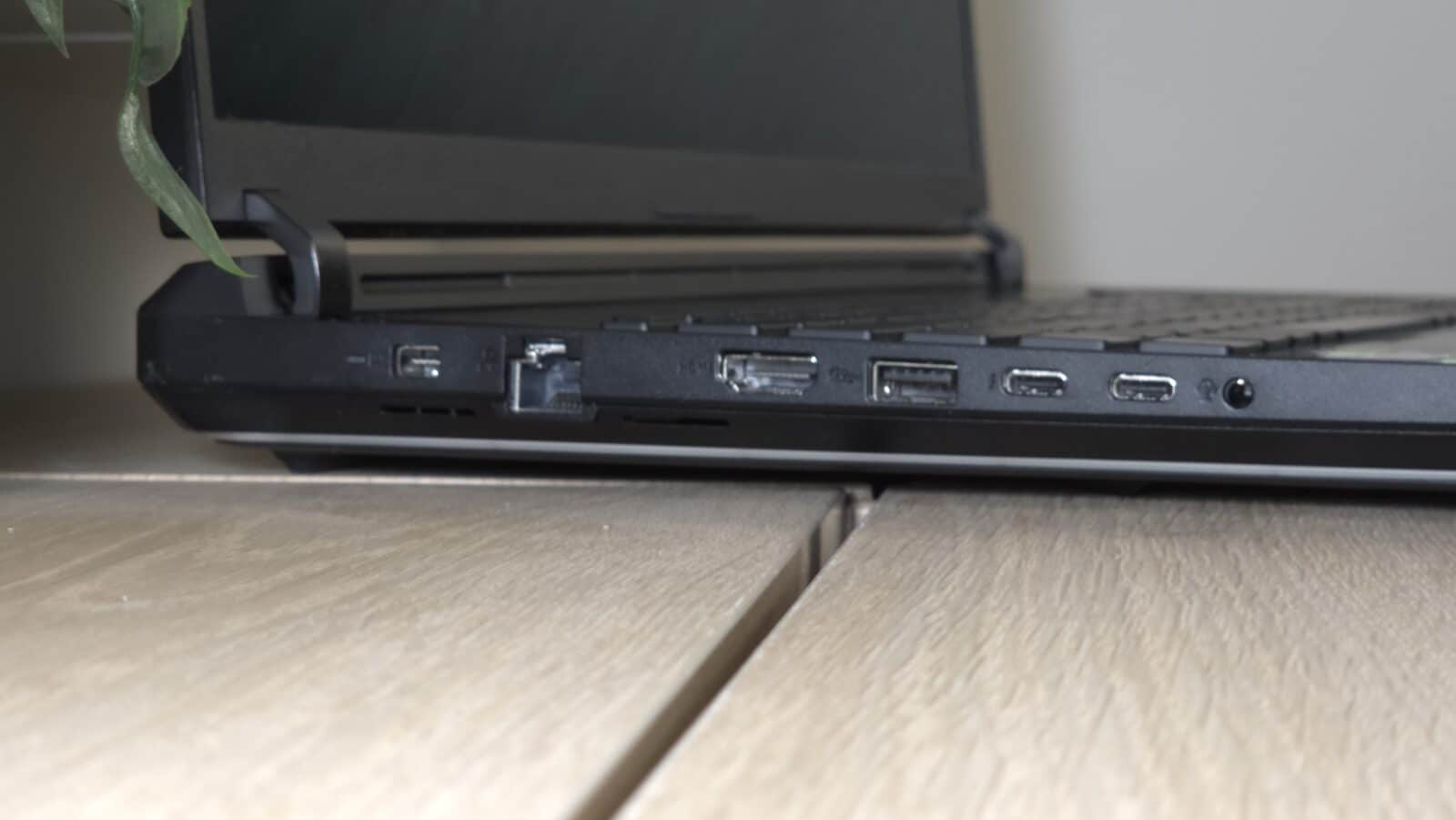 Asus ROG Strix Scar 18 - Connectique