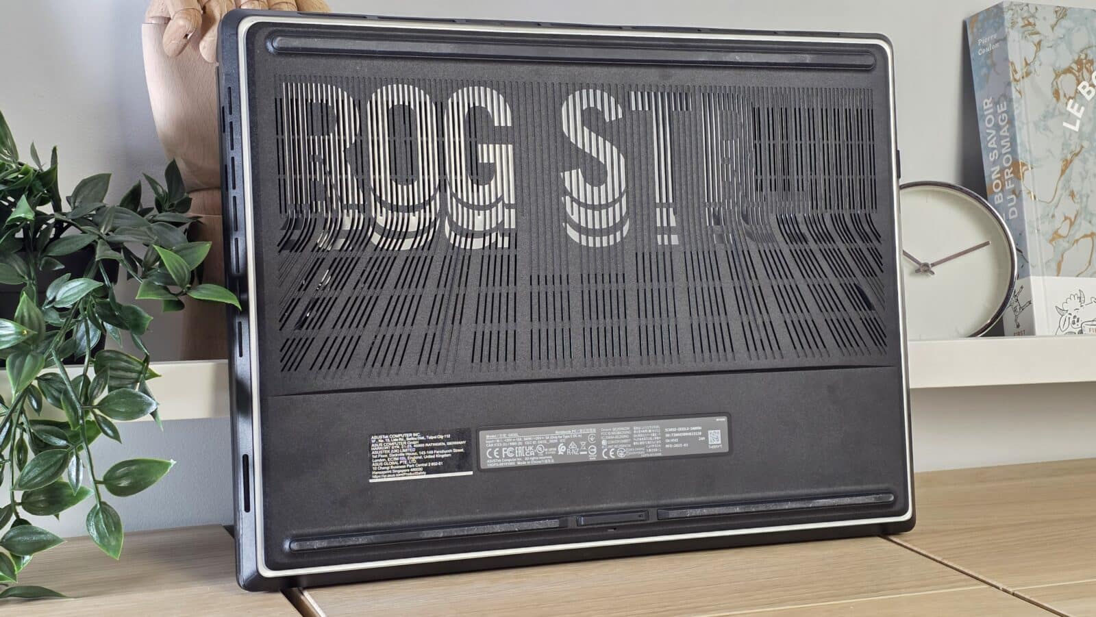 Asus ROG Strix Scar 18 - Dessous