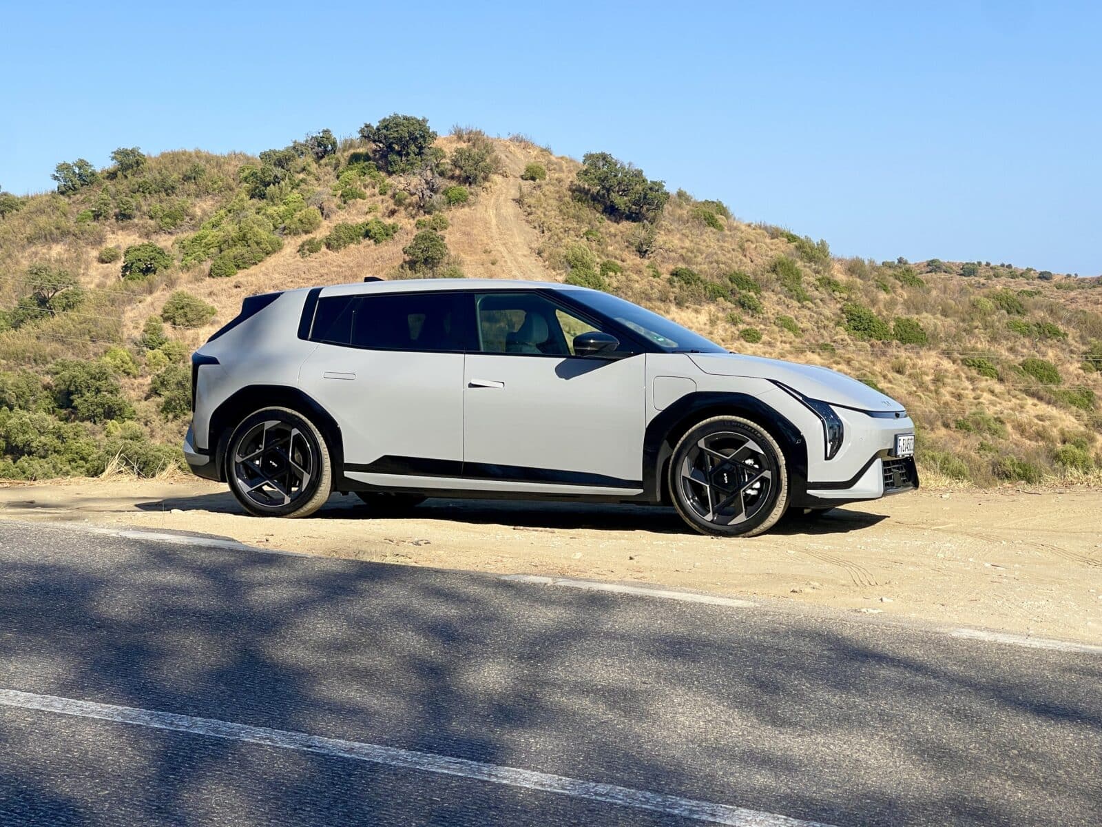 kia-ev4-paysage-aride