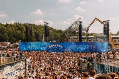 Tomorrowland 2025 a surmonté un incendie et uni ses équipes pour sauver le festival.