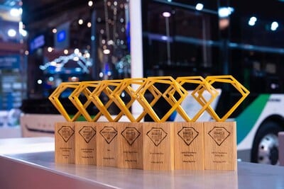 Yutong Bus dévoile ses bus électriques innovants et remporte sept prix à Bruxelles.