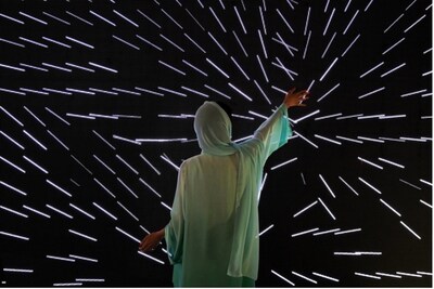 manar abu dhabi transforme la ville en un parcours lumineux et créatif exceptionnel.