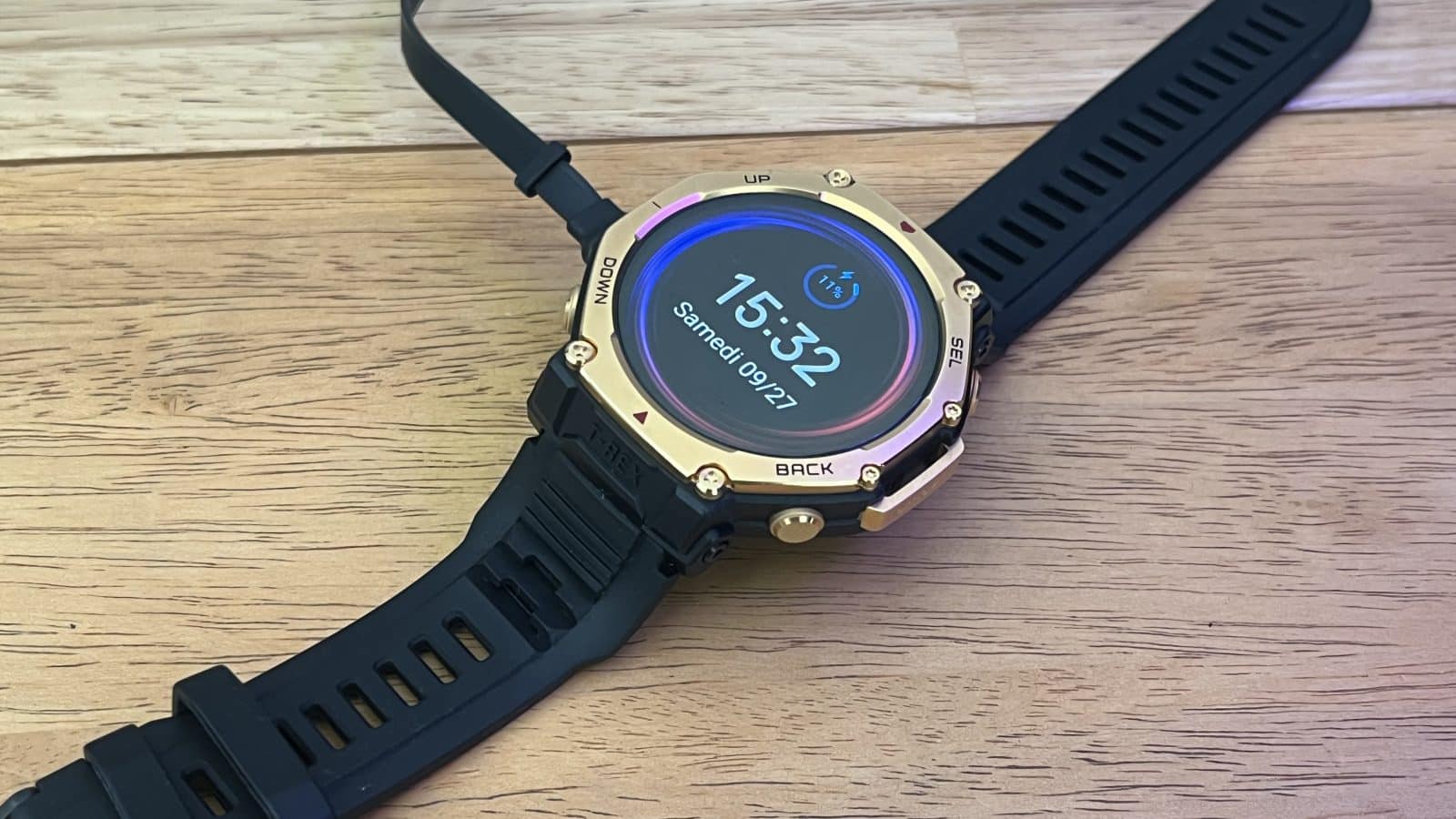 Amazfit T-Rex 3 Pro entrain de charger