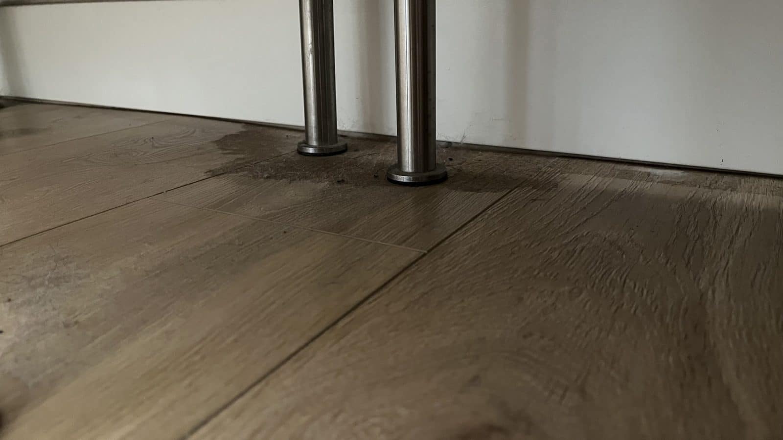 Le robot aspirateur est passé sous le meuble