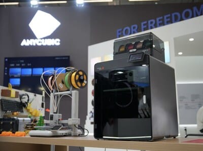 Anycubic lance trois imprimantes 3D de bureau performantes au salon Formnext 2025.