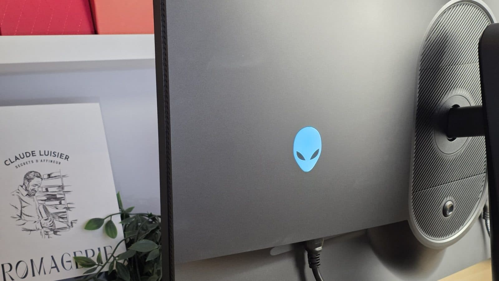 Alienware AW2725QF - Logo