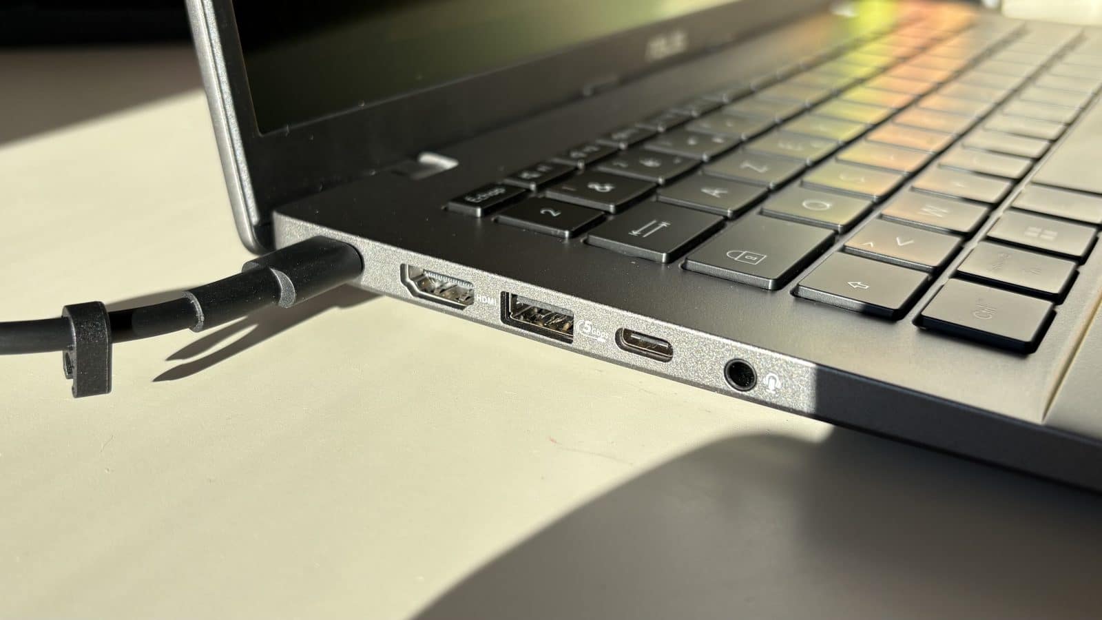 Connectique du laptop d'Asus
