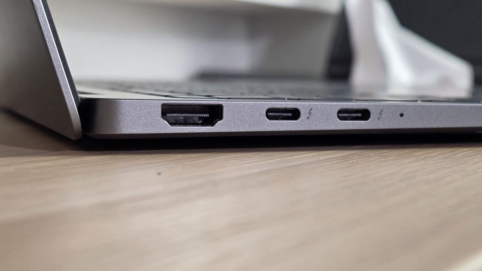 Samsung Galaxy Book5 Pro - Connectique 1