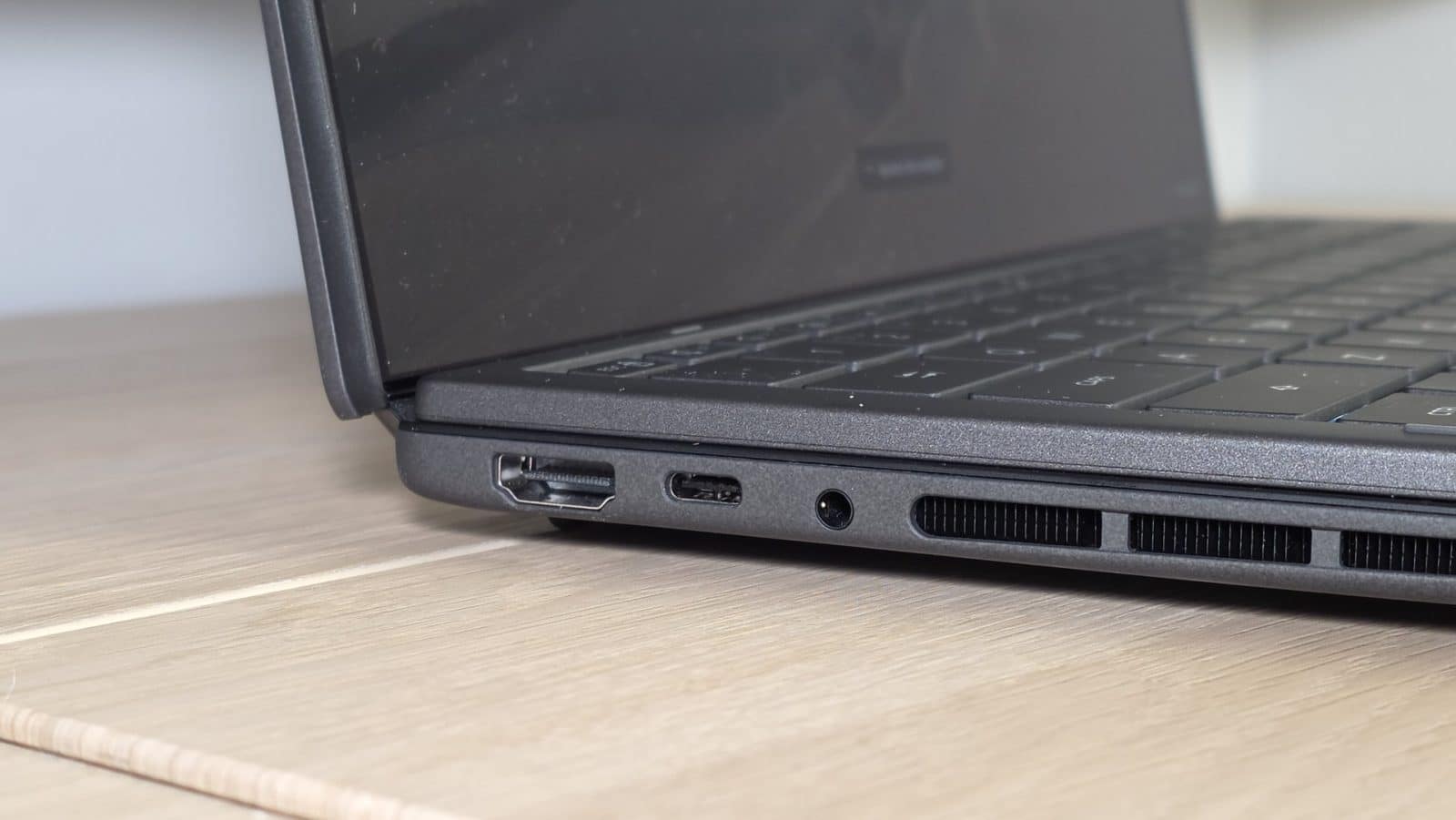 Asus Zenbook Duo 2026 (UX8407AA) - Connectique 2