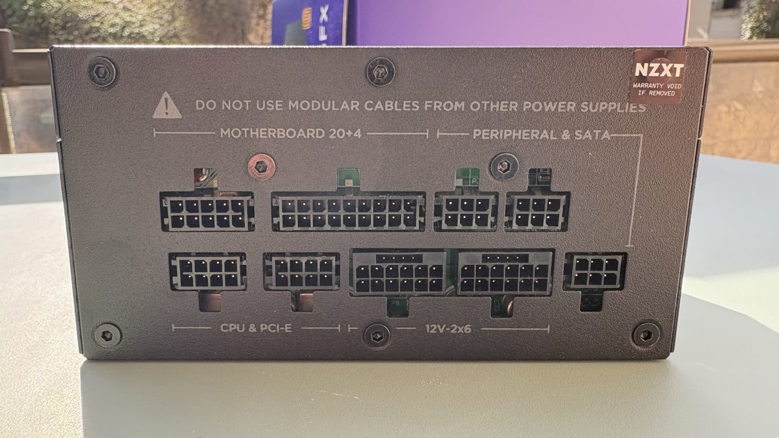 Connectiques moderne de l'alimentation NZXT C850 SFX Gold avec un 12V-2x6