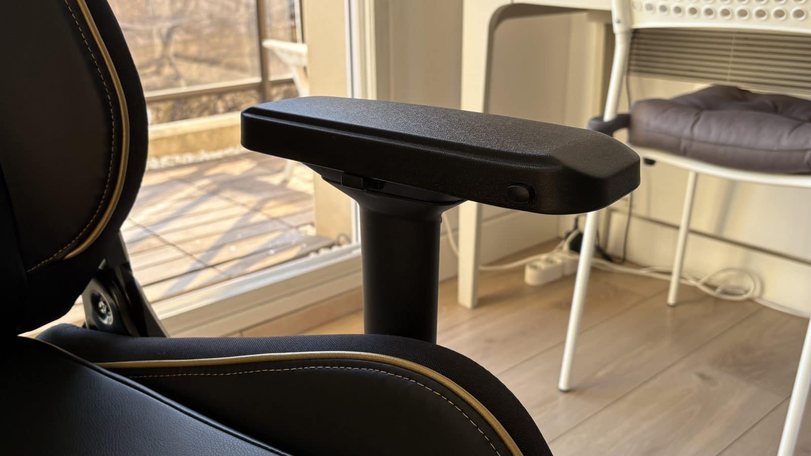 Les accoudoirs un peu en retraits