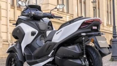 Un airbag inédit équipe le scooter urbain Tricity 300 pour plus de sécurité.