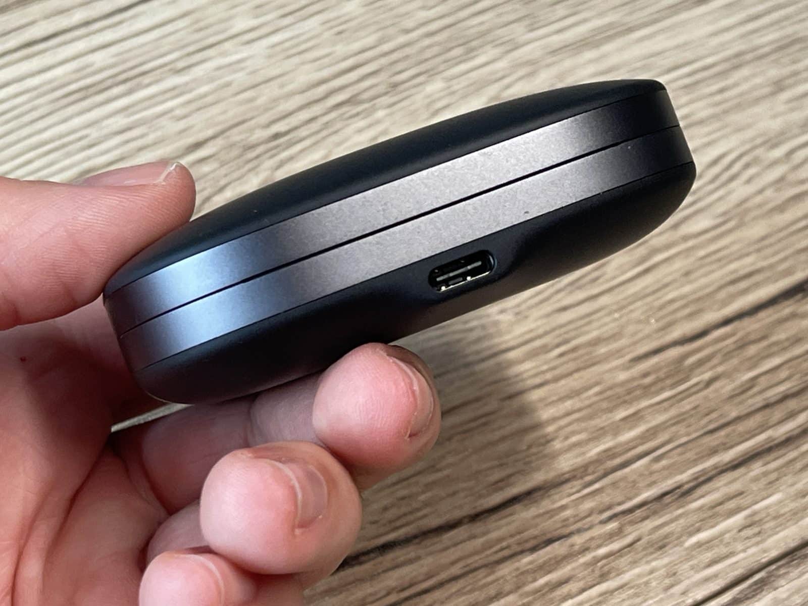 shokz-openfit-pro-boitier-prise-en-main