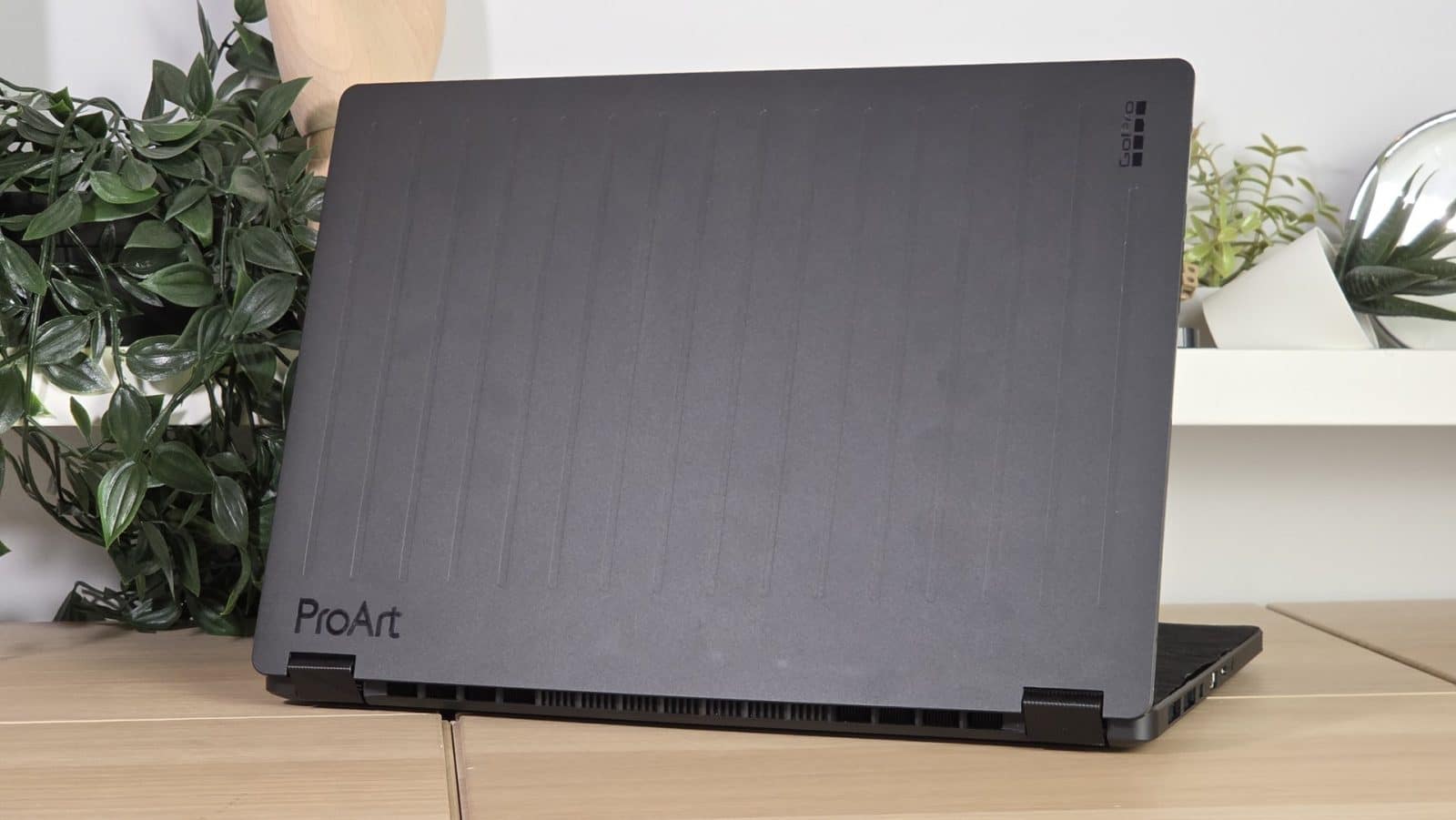 Asus ProArt GoPro Edition - Arrière PC