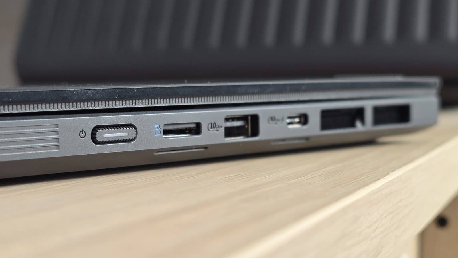 Asus ProArt GoPro Edition - port 2