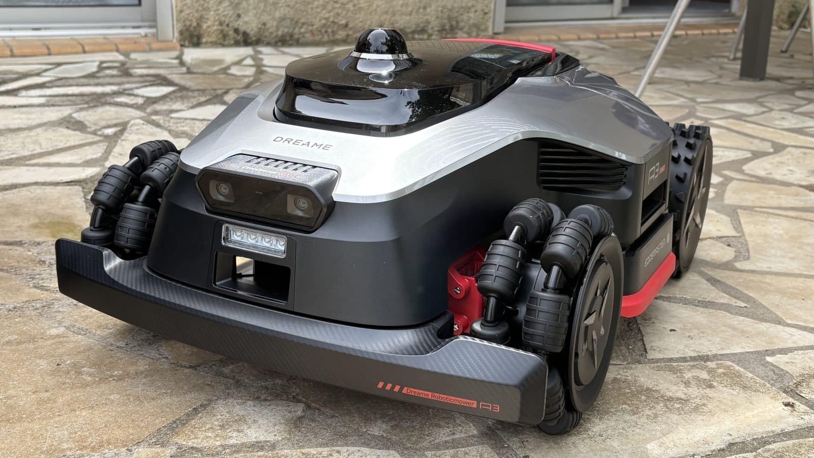 Le robot Dreame A3 AWD Pro 3500 sur une terrasse, de face