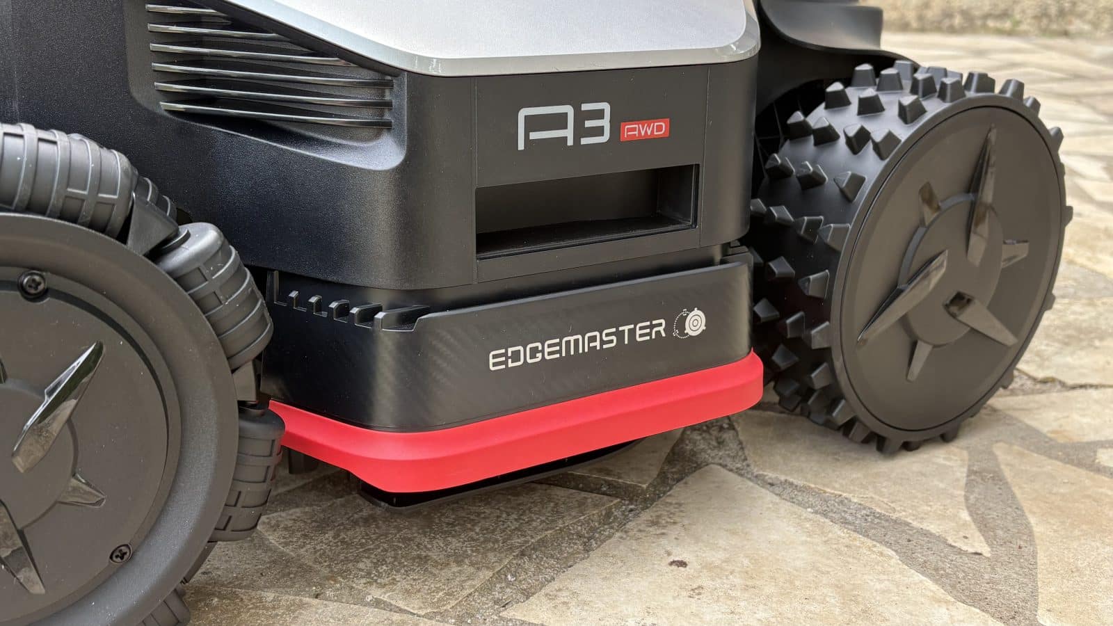 Dispositiof EdgeMaster 2.0 qui permet au robot de bien couper les bordures de zones et le long d'un mur ou obstacle de manière sécurisée et propre