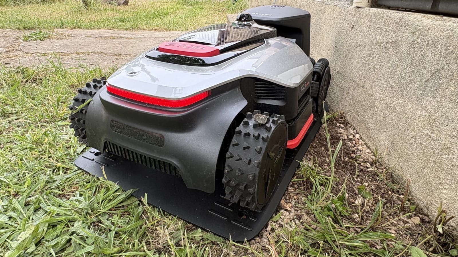 Dreame A3 AWD Pro 3500 entrain de charger à sa base