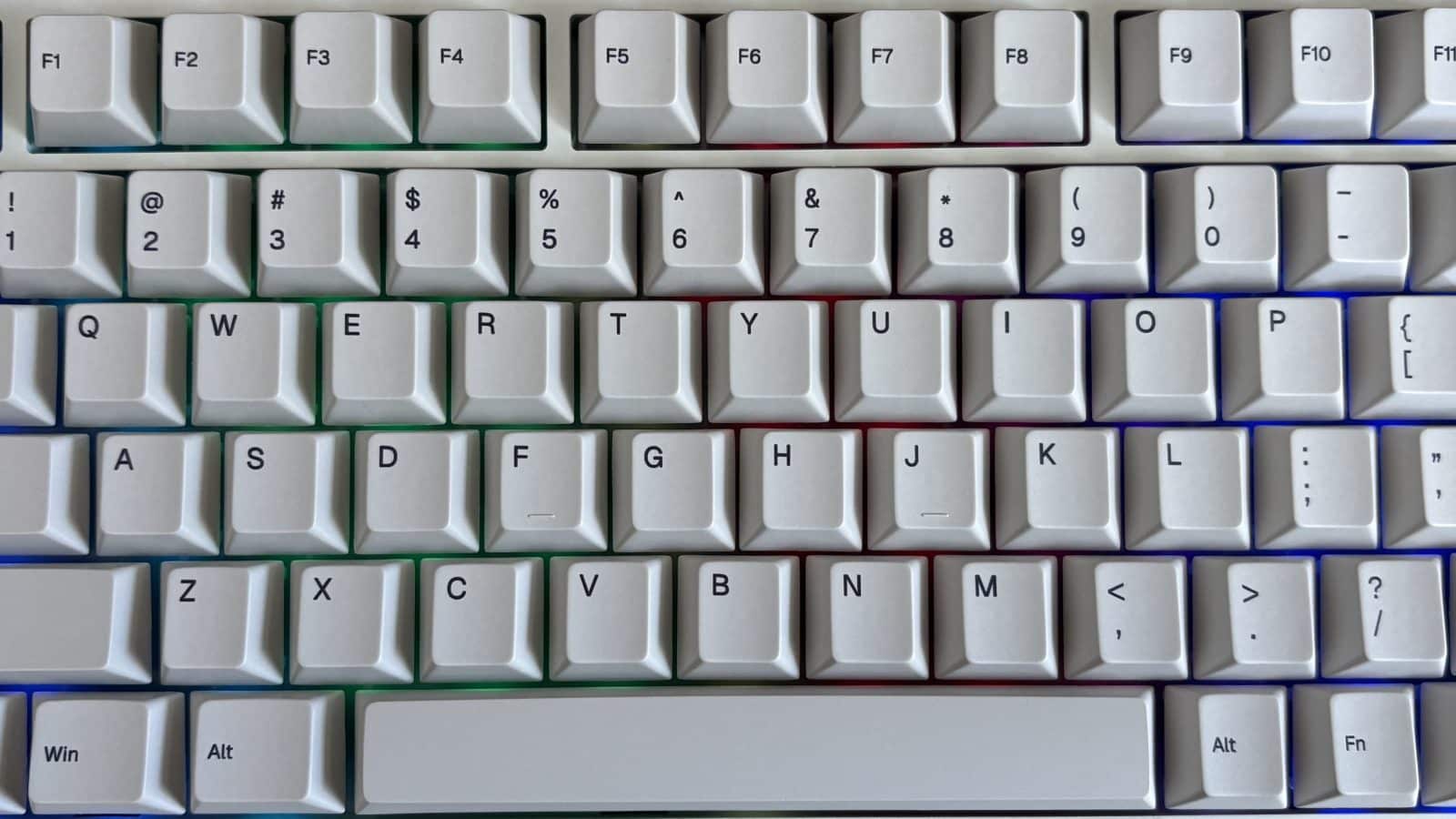 Touches du Epomaker RT100 Pro de près, on voit bien le RGB arc-en-ciel
