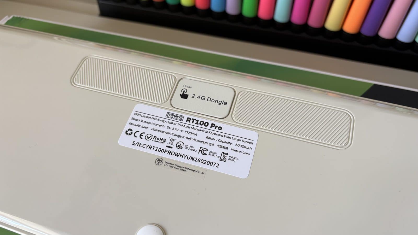 Le cache magnétique du dongle 2.4GHz au dos du clavier