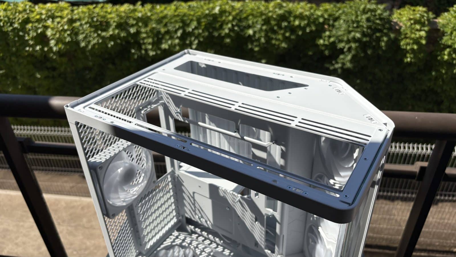 Boitier ouvert, vide, en extérieur, vue du dessus
