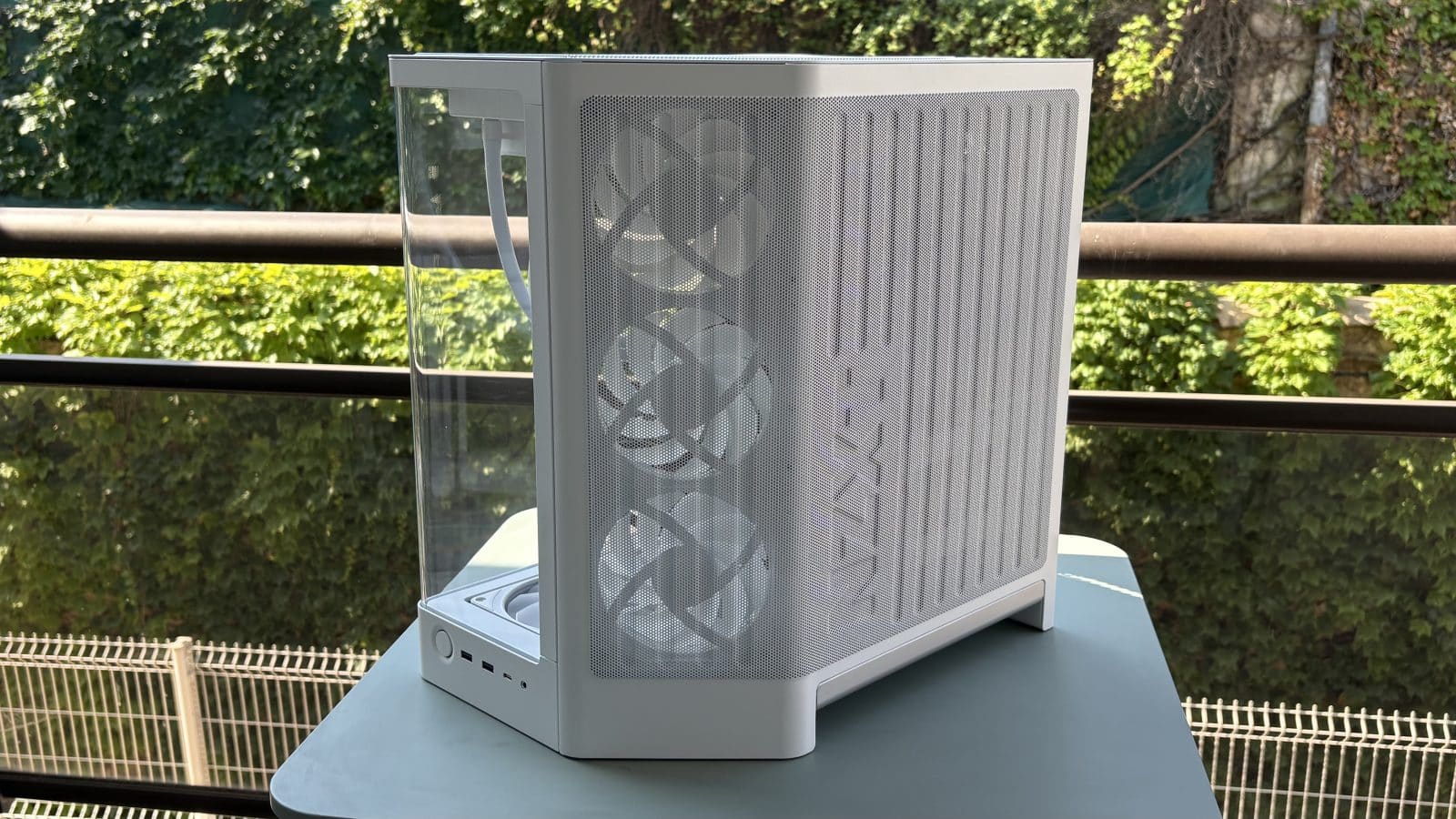 H6 Flow RGB en extérieur, coté side panel et panneau avant droit, tout en mesh
