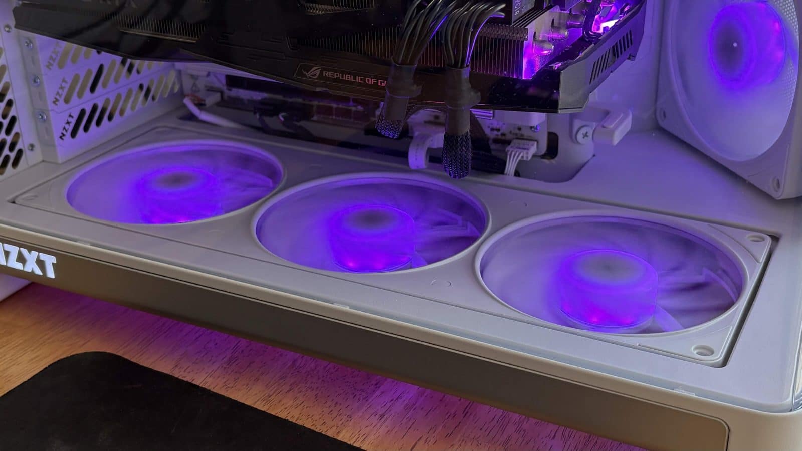 NZXT Reverse Fan 360mm allumés avec la couleur NZXT