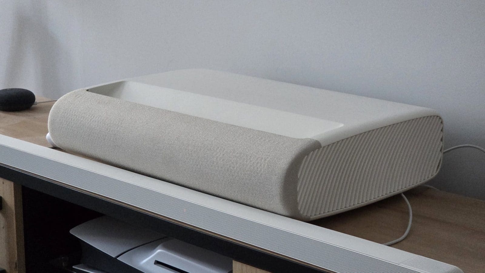 Test – Samsung The Premiere 9 LPU9D, un vidéoprojecteur ultra courte focale près du mur, loin du compromis