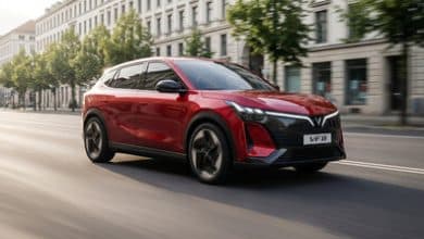 Le VinFast VF 8 propose un design moderne et des innovations pour la conduite électrique.
