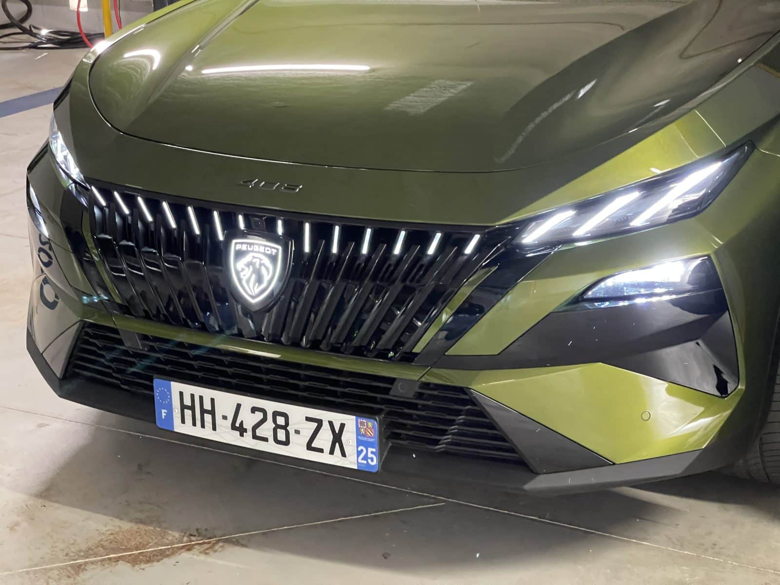 essai-peugeot-408-signature-lumineuse-logo-eclaire