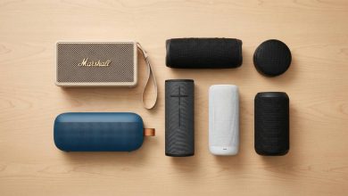 Comparatif des meilleures enceintes Bluetooth 2026 : sélection de modèles portables en flat lay sur fond bois naturel