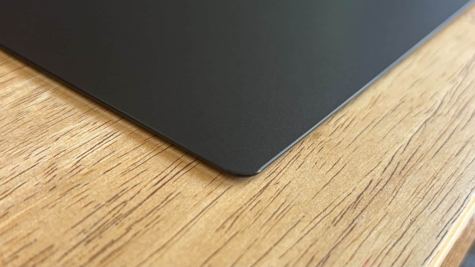 Tapis de souris en verre vu de près sur le bureau