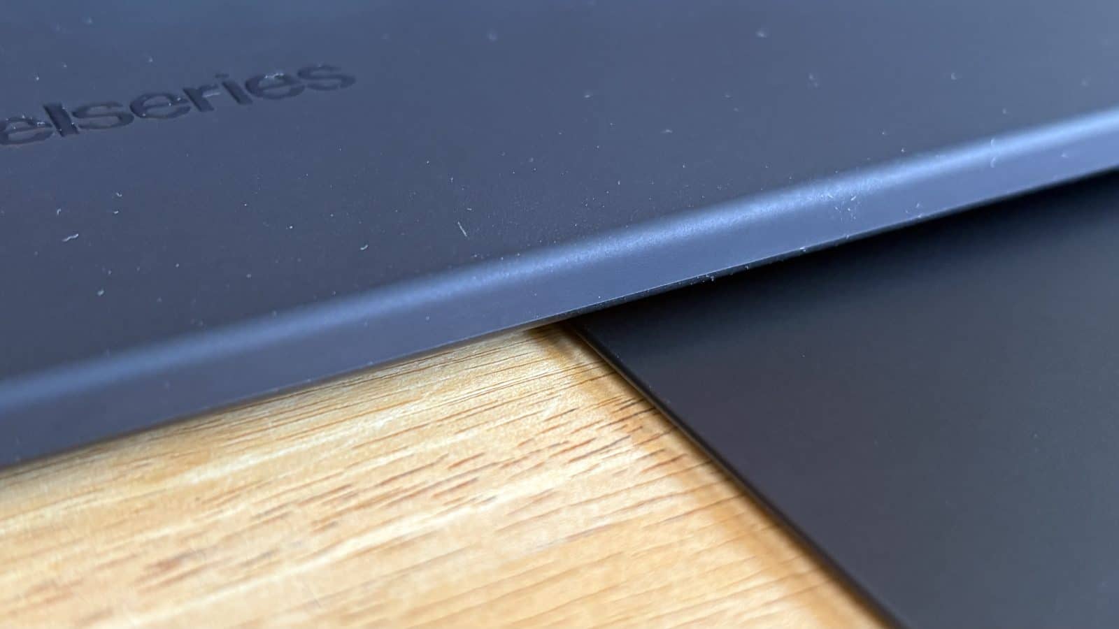Le clavier est a cheval sur le bureau et sur le tapis de souris mais n'est pas bancal pour autant grâce à la finesse.