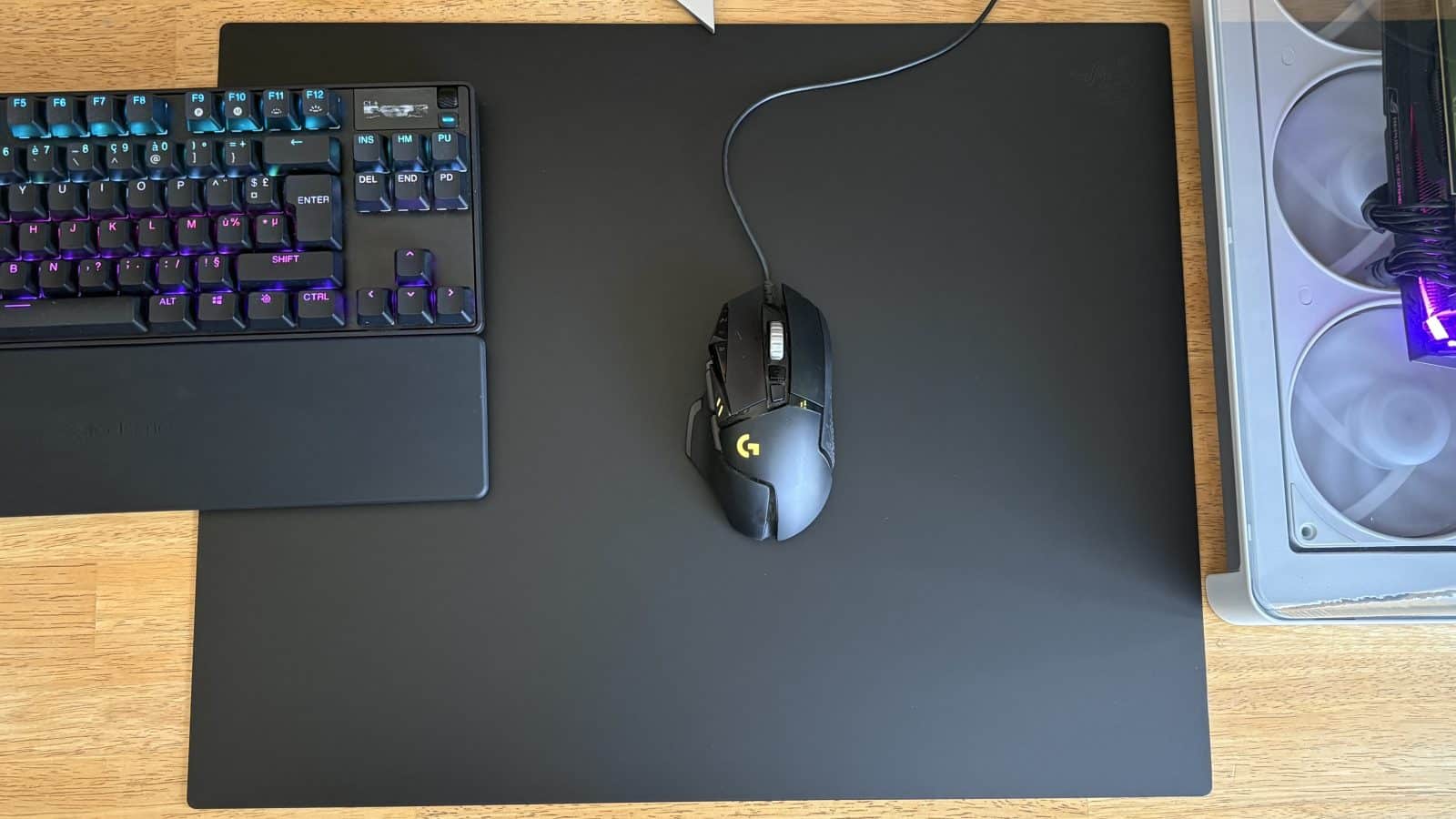 Vue du dessus, le tapis de souris s'adapte bien grâce à sa finesse
