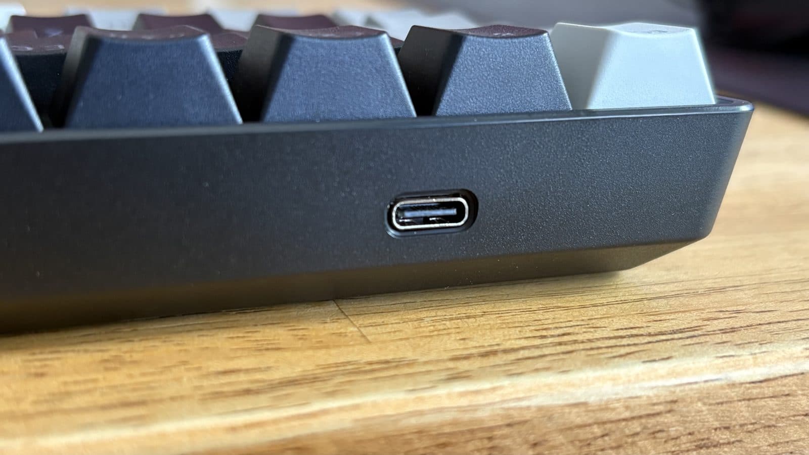 Le clavier ne se connecte qu'en filaire. Défaut ou choix assumé.
