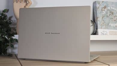 Capot fermé de l'ASUS Zenbook A16 avec le logo ASUS Zenbook