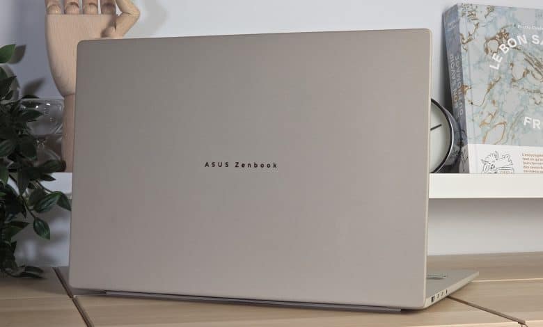 Capot fermé de l'ASUS Zenbook A16 avec le logo ASUS Zenbook