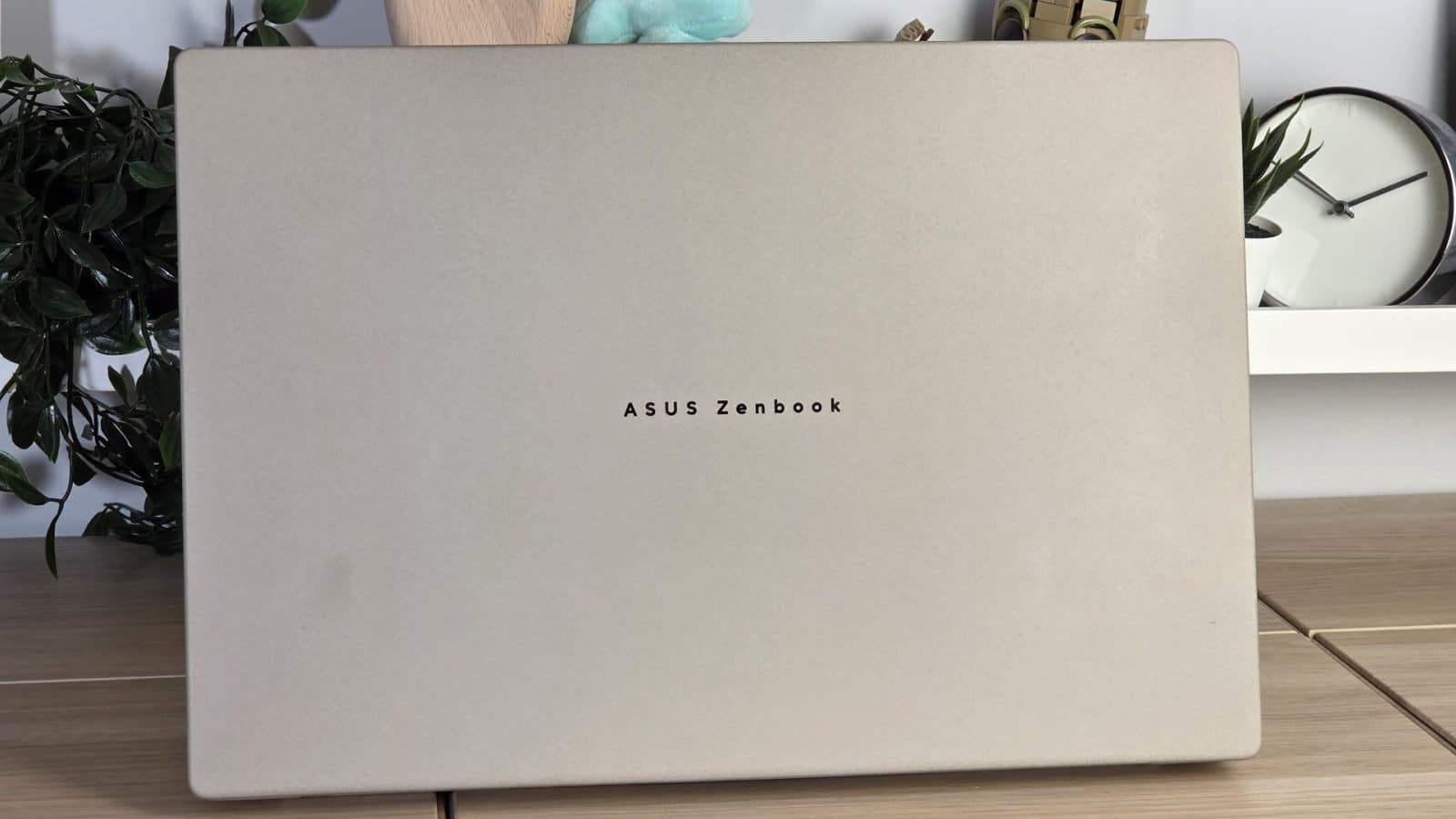 ASUS Zenbook A16 fermé vu de dessus, coloris beige Zabriskie