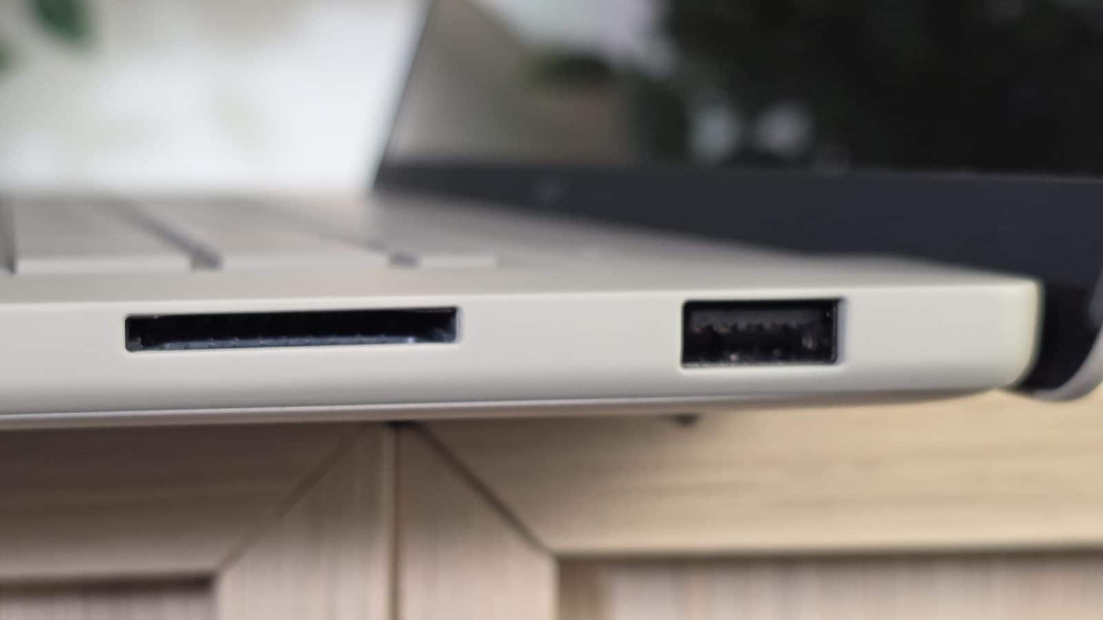 Connectique droite de l'ASUS Zenbook A16 : USB-A et lecteur de carte SD