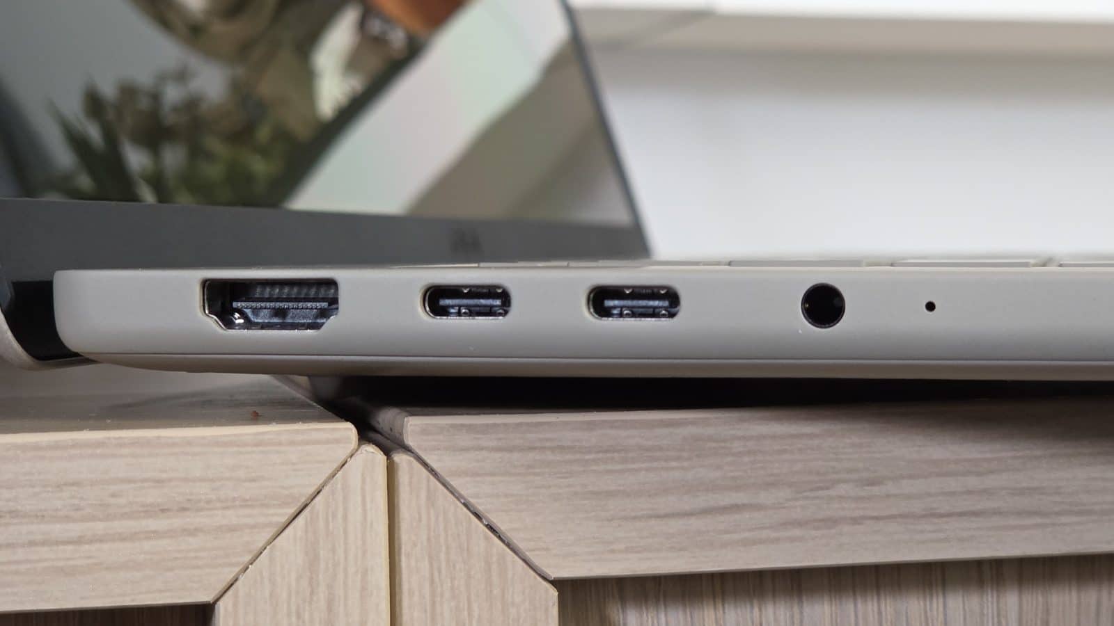Connectique gauche de l'ASUS Zenbook A16 : HDMI, deux USB-C, jack
