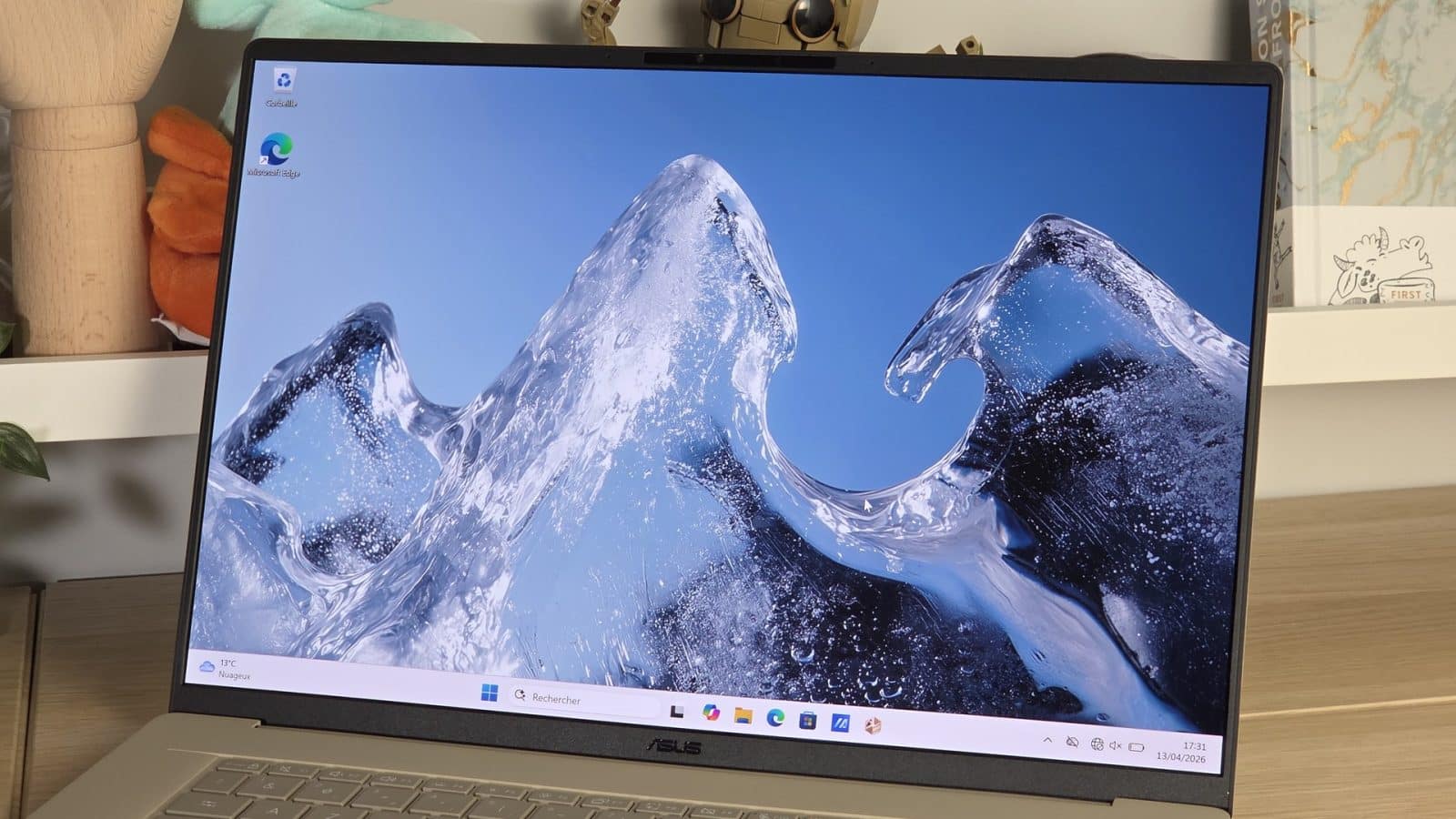 Dalle OLED brillante de l'ASUS Zenbook A16 allumée